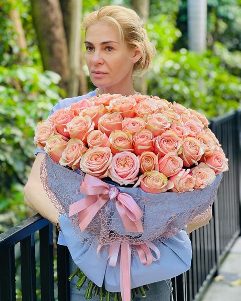 Julia Depa with frutteto roses arrangement